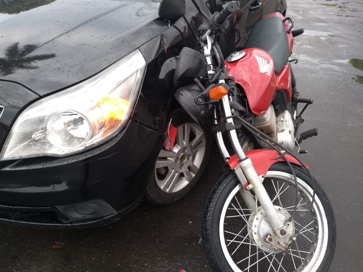 Motociclista colide em lateral de veículo que não respeitou sinalização de trânsito