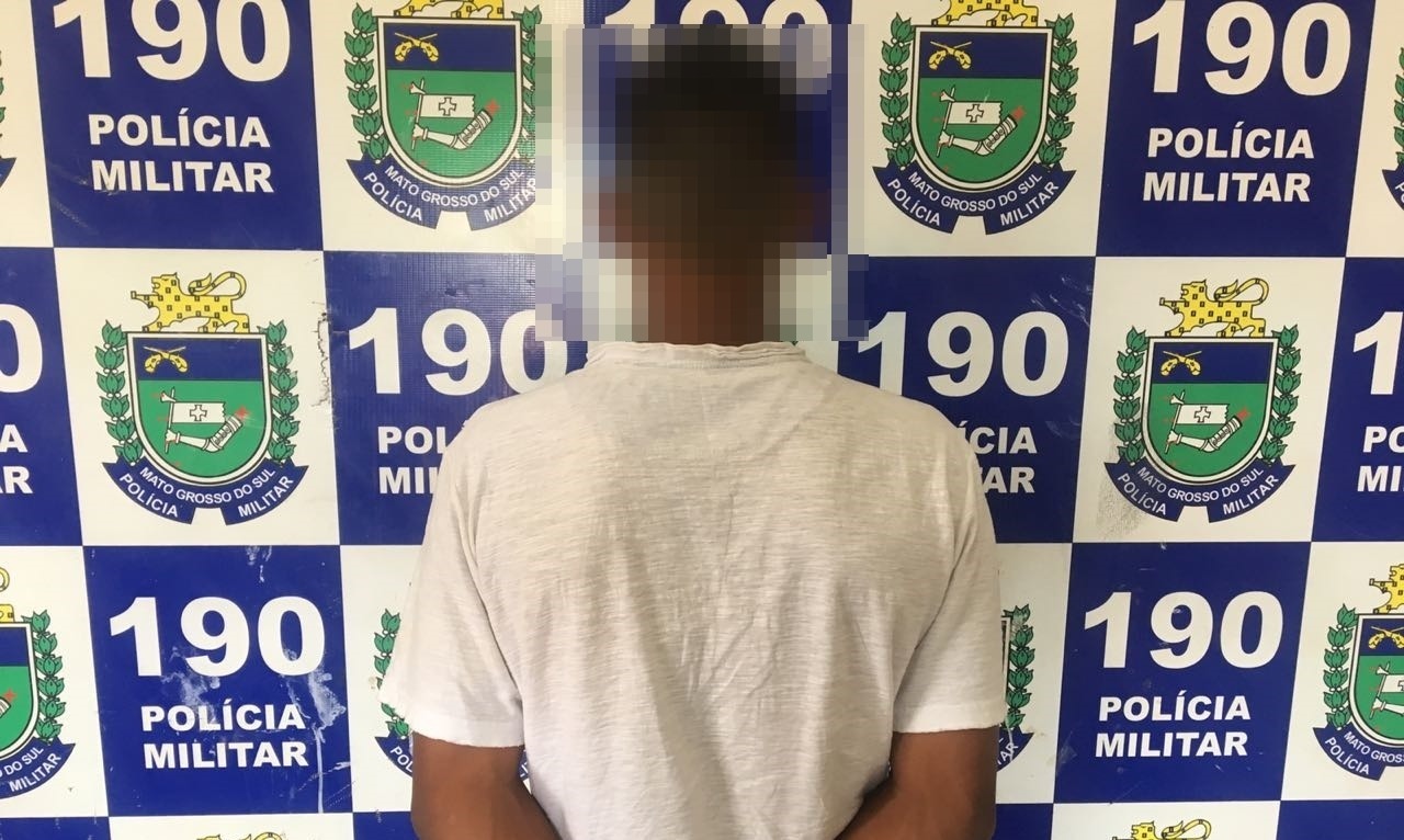 Adolescente é detido com cigarro de maconha dentro de escola estadual Adolescente é detido com cigarro de maconha dentro de escola estadual