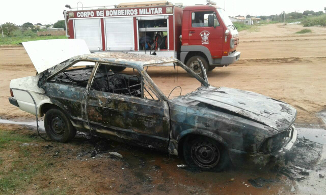 Veículo pega fogo e fica destruído em bairro de Três Lagoas Veículo pega fogo e fica destruído em bairro de Três Lagoas