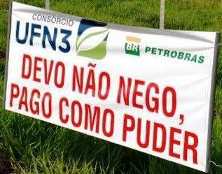 Credor revoltado exibe faixa com dizeres envolvendo a UFN3 de Três Lagoas 