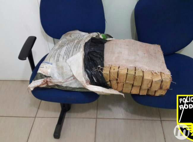 Motorista foge após abordagem e polícia encontra quase 30 quilos de maconha em porta-malas