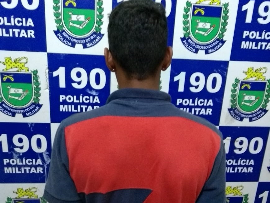 Adolescente tem celular roubado, crime é visto por policial de folga e autor acaba preso