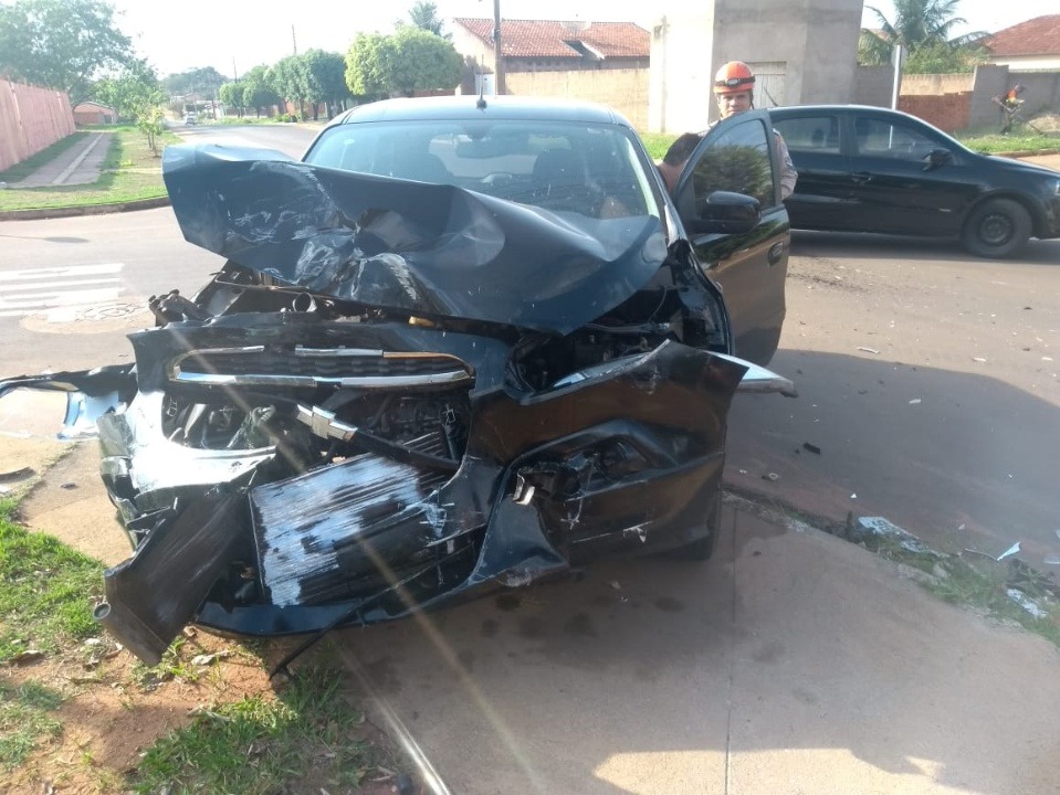 Carro não respeita sinalização de PARE e colide com ônibus escolar Carro não respeita sinalização de PARE e colide com ônibus escolar