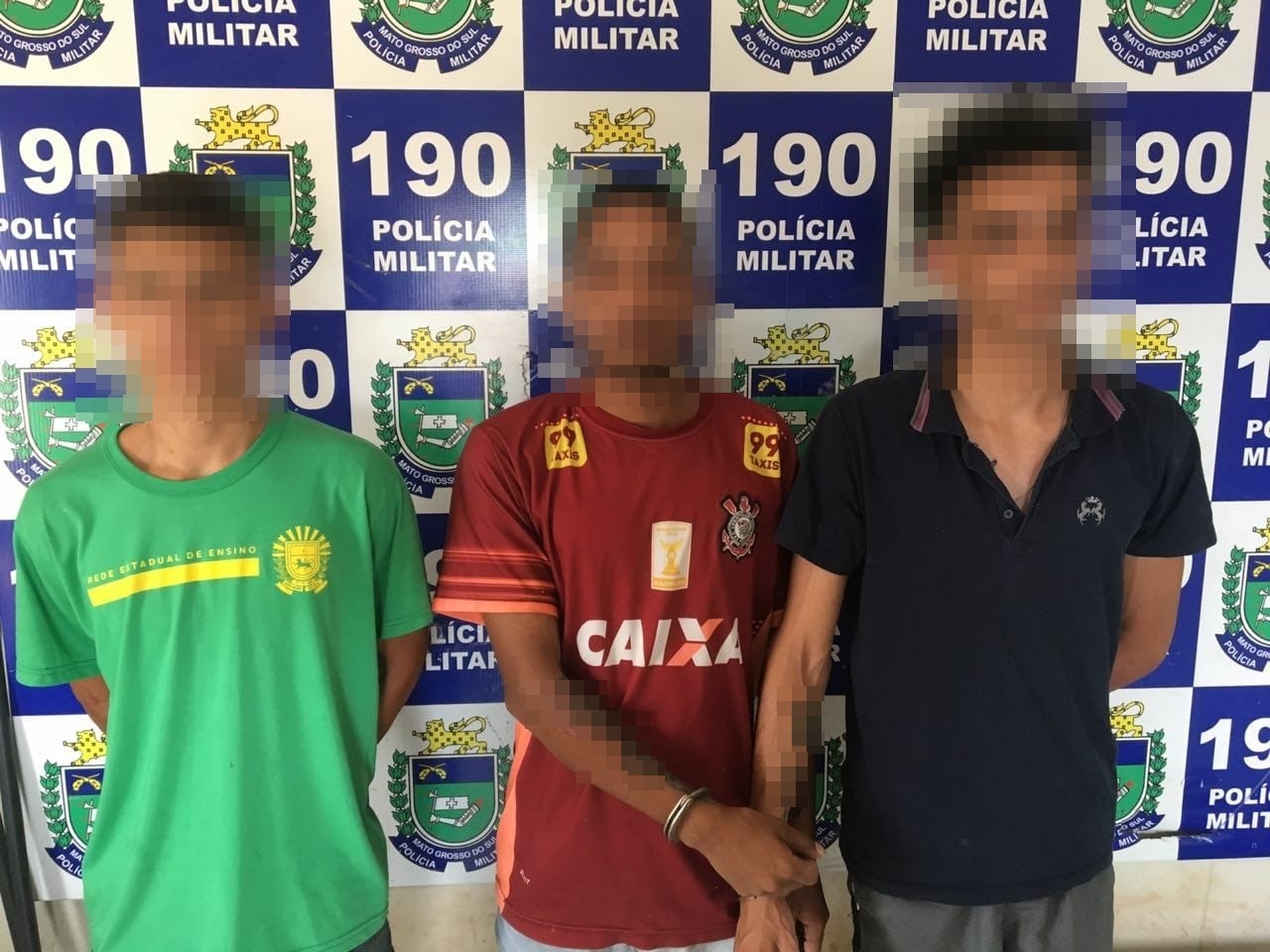 Trio é detido fazendo uso de maconha próximo à escola estadual