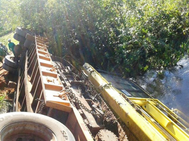 Caminhão com máquina cai em rio na região do "Campo Triste" Caminhão com máquina cai em rio na região do