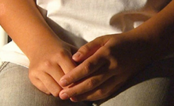Pai de garota de 13 anos procura a polícia para comunicar estupro da filha Pai de garota de 13 anos procura a polícia para comunicar estupro da filha