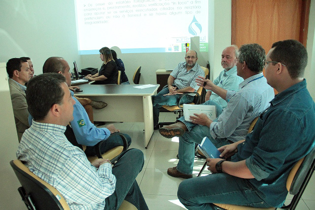 Vereadores recebem detalhes de reparos feitos pela Sanesul Vereadores recebem detalhes de reparos feitos pela Sanesul
