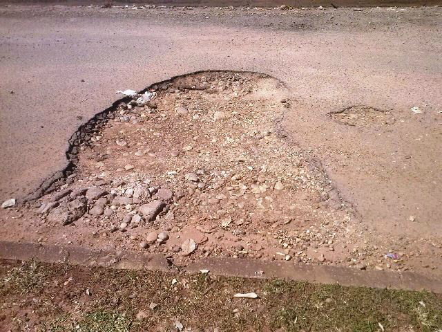 Três-lagoense que teve carro danificado por buracos vai processar prefeitura Três-lagoense que teve carro danificado por buracos vai processar prefeitura
