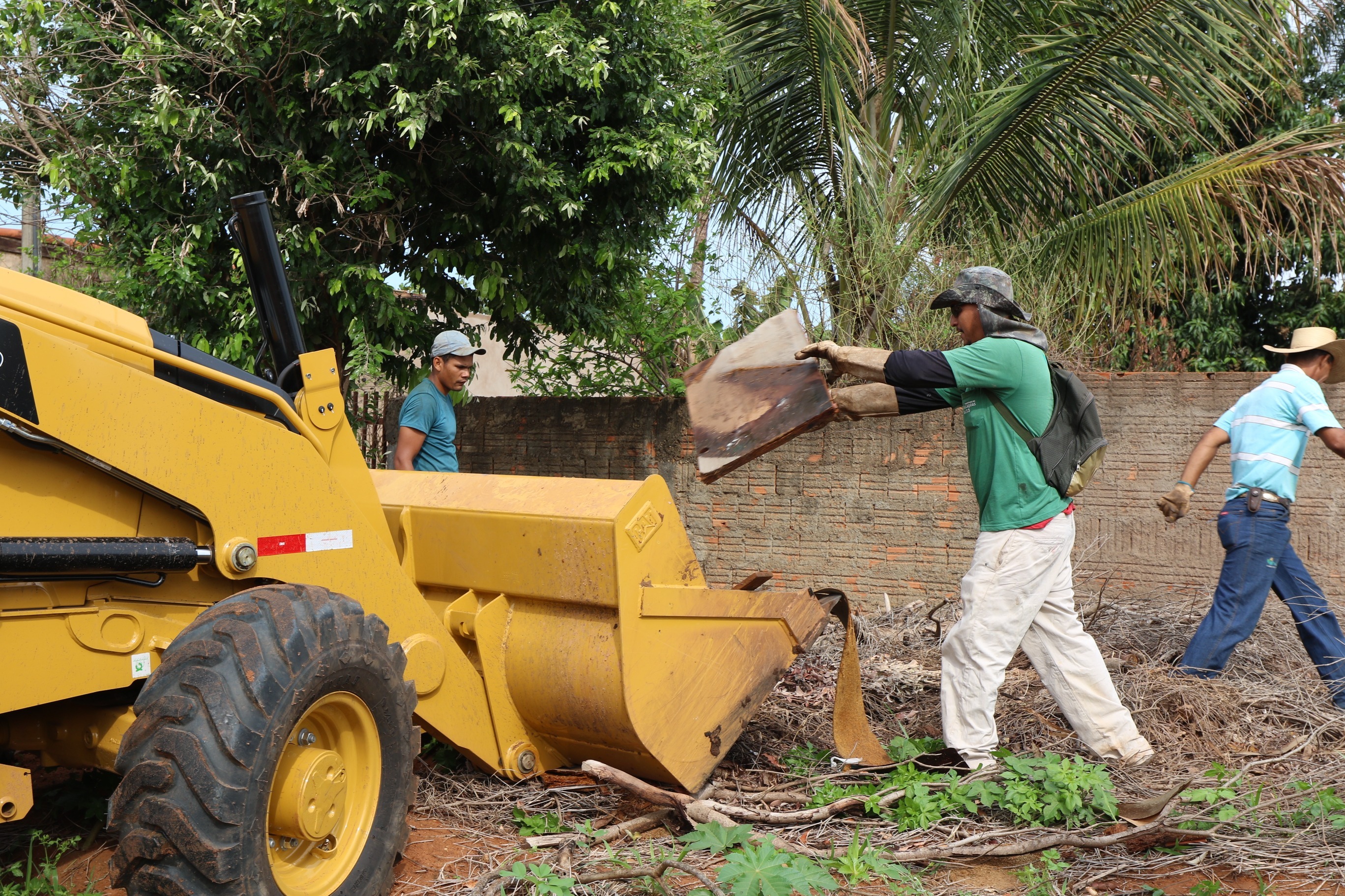 Campanha Meu Bairro Limpo já recolheu mais de mil caminhões de lixo