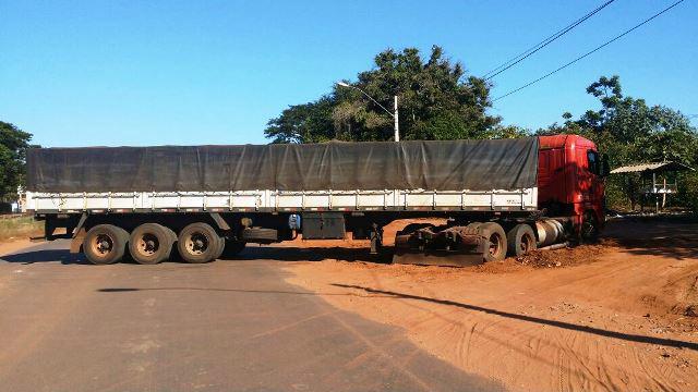 Carreta atola e interdita parcialmente a Rua Egídio Thomé na frente da Cargil 