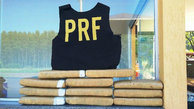 Vigilante que carregava drogas em fundo falso de veículo é preso pela PRF Vigilante que carregava drogas em fundo falso de veículo é preso pela PRF