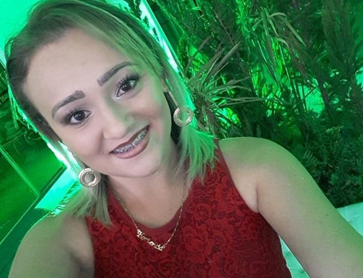 Perícia aponta que jovem que se jogou de carro não estava grávida Perícia aponta que jovem que se jogou de carro não estava grávida