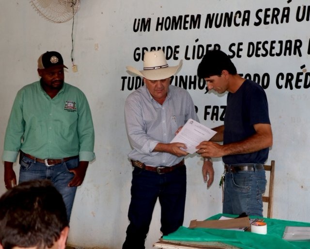 Autorizações para funcionamento do Laticínio de Arapuá são entregues Autorizações para funcionamento do Laticínio de Arapuá são entregues
