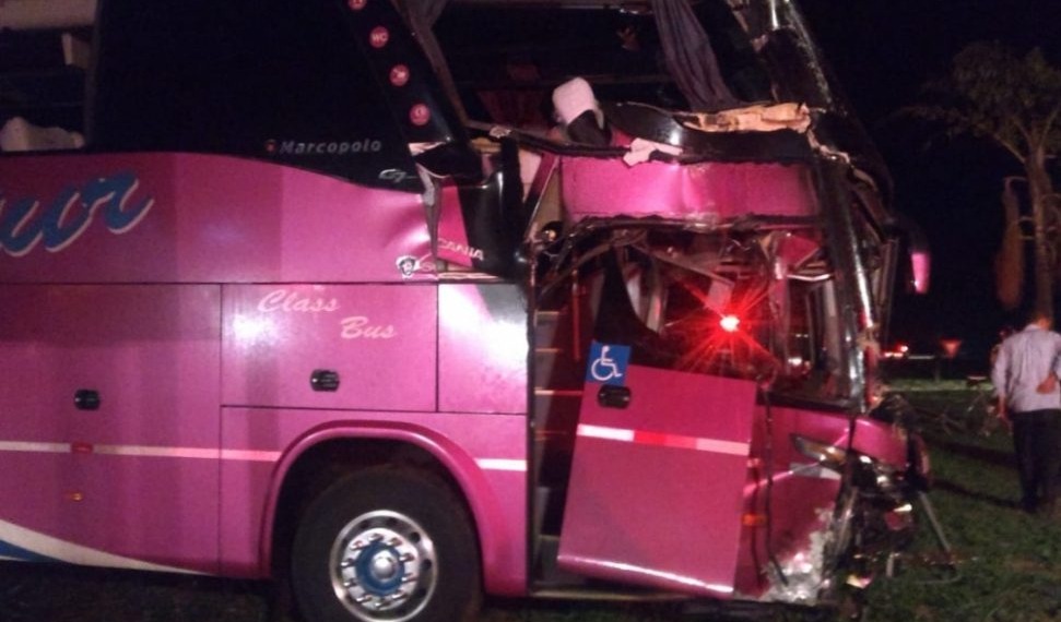 Ônibus de turismo de Três Lagoas bate em caminhão de cana e deixa 10 pessoas feridas perto de Olímpia-SP Ônibus de turismo de Três Lagoas bate em caminhão de cana e deixa 10 pessoas feridas perto de Olímpia-SP