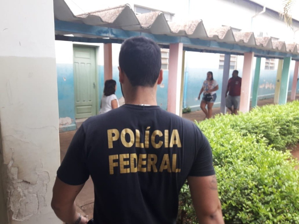 Promotoras e PF fiscalizam urnas na Escola Afonso Pena Promotoras e PF fiscalizam urnas na Escola Afonso Pena