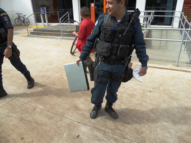 Funcionária de agência bancária encontra computador e aciona polícia