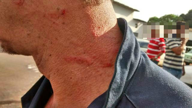 Mulher vai procurar marido em seu trabalho e casal troca tapas em via pública Mulher vai procurar marido em seu trabalho e casal troca tapas em via pública