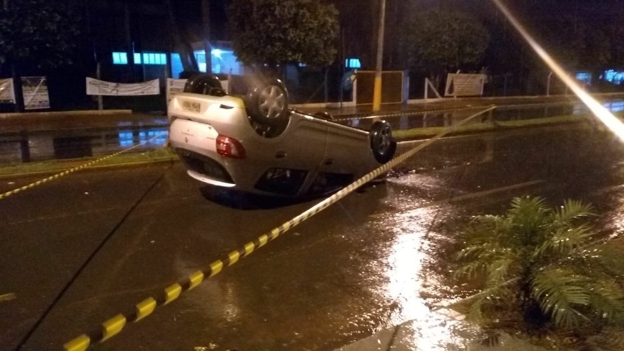 Veículo perde controle ao passar em valeta e capota na Av. Clodoaldo Garcia