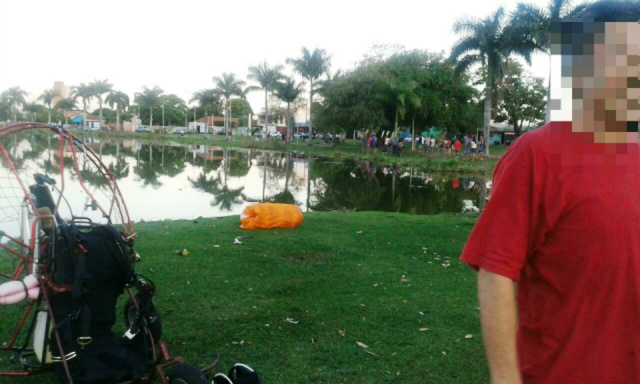 Após “rasante”,  piloto de parapente faz pouso forçado na Lagoa Maior