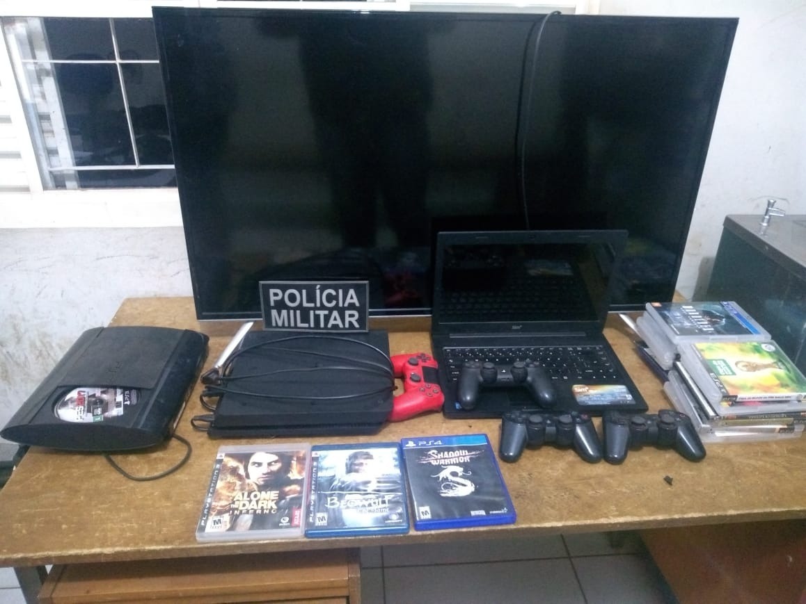 Dupla furta aparelhos eletrônicos de residência, mas é presa após denúncia anônima