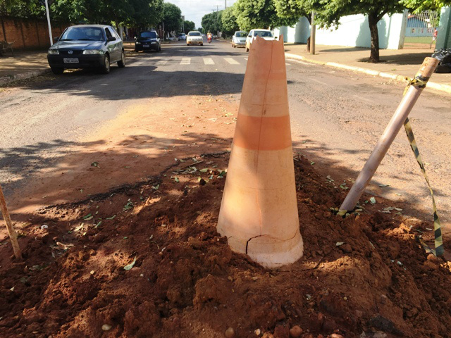 Após acidente com morte, SANESUL não faz reparo em buraco 