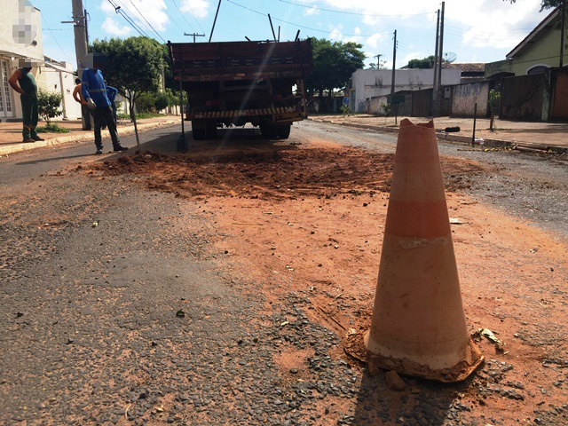 Após 14h de acidente fatal, SANESUL envia equipe para reparar buraco na Maria Guilhermina Esteves 