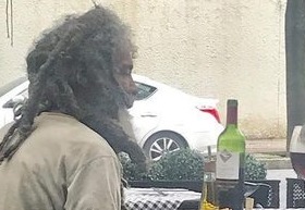 Morador de rua vai a restaurante de luxo e faz questão de pagar a conta