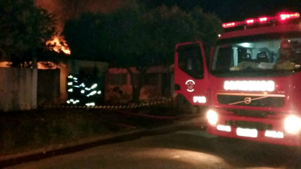 Em Três Lagoas, família perde casa e veículos durante incêndio no São Carlos Em Três Lagoas, família perde casa e veículos durante incêndio no São Carlos