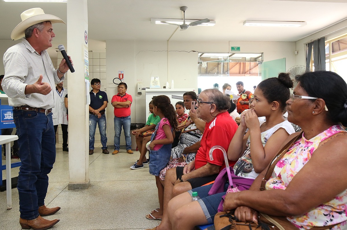 Prefeitura entrega óculos no CEM e Guerreiro participa da solenidade