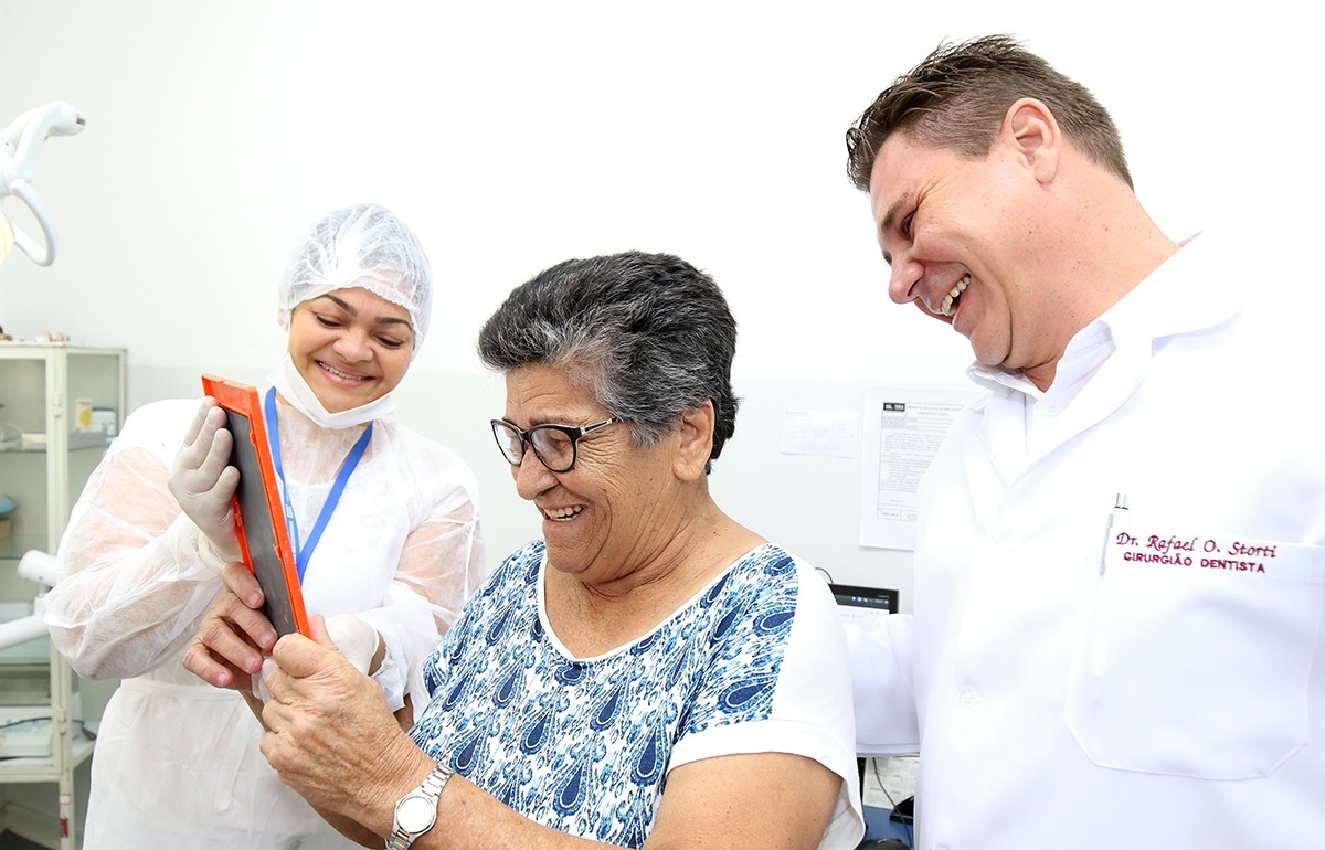 40 próteses dentárias são entregues para população três-lagoense