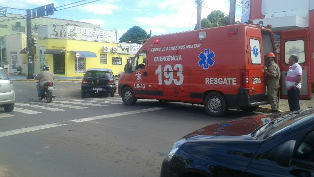 Na área central, motociclista colide em carro parado no semáforo Na área central, motociclista colide em carro parado no semáforo