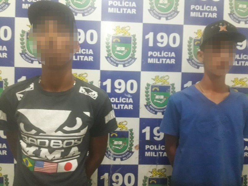 Pilotando moto sem habilitação, jovens são detidos com drogas no Novo Oeste