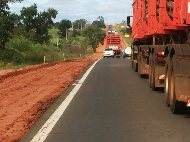 Além de “fechar” motoristas em rodovia, carreteiro também carregava eucalipto com risco de queda