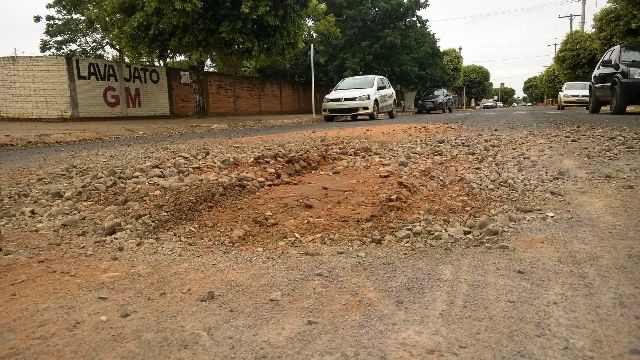 SANESUL retira apenas a terra de buraco que matou motociclista e o problema continua SANESUL retira apenas a terra de buraco que matou motociclista e o problema continua