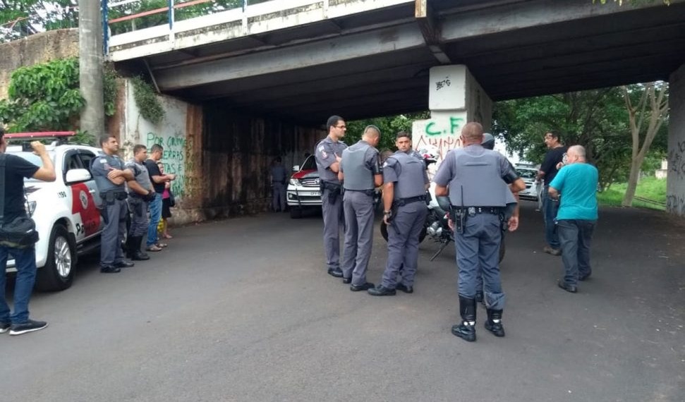 Casal é preso acusado de matar lavrador após discussão debaixo de pontilhão Casal é preso acusado de matar lavrador após discussão debaixo de pontilhão