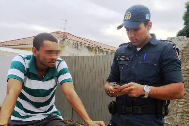 Policial de folga prende ladrão que foi filmado durante furto no bairro Lapa Policial de folga prende ladrão que foi filmado durante furto no bairro Lapa