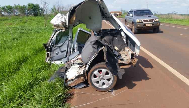 Parati parte ao meio em colisão frontal com carreta e militar do Exército de 32 anos morre