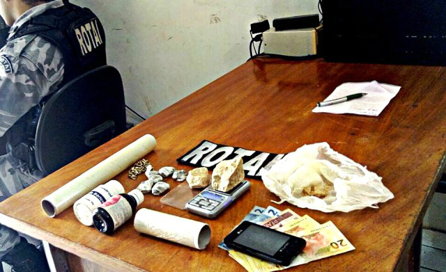 Polícia prende suspeito de tráfico que escondia drogas em lixo