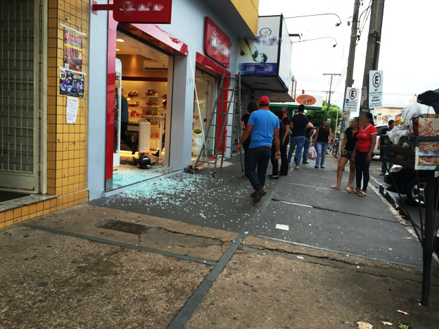 Reportagem flagra acidente de trabalho em loja de perfumes 