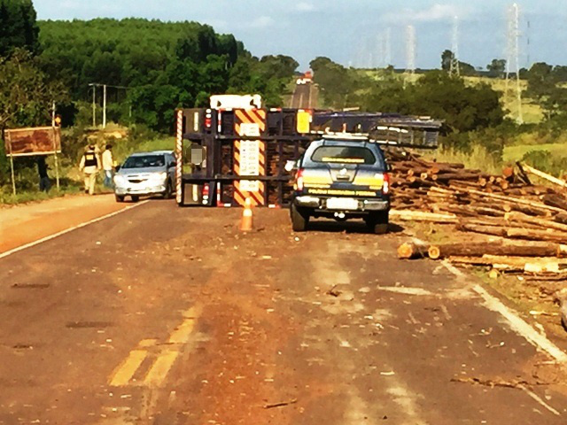 Treminhão carregado com eucalipto tomba na BR-262 e deixa rodovia parcialmente interditada 