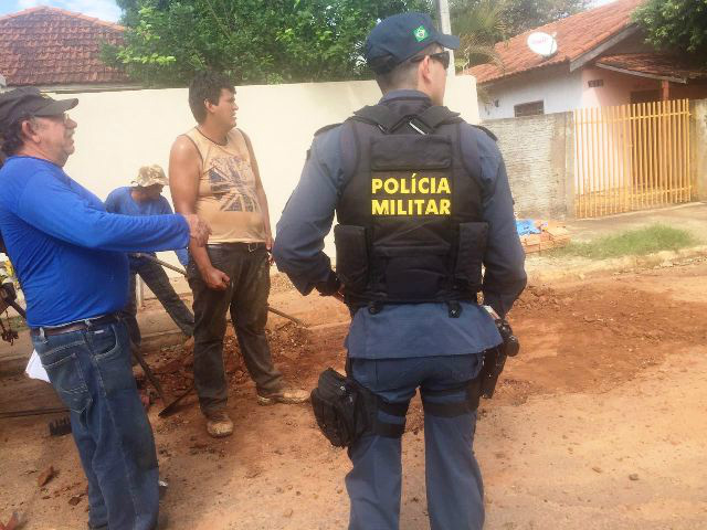 Três-lagoense interdita rua e apedreja caminhão em protesto contra a prefeitura