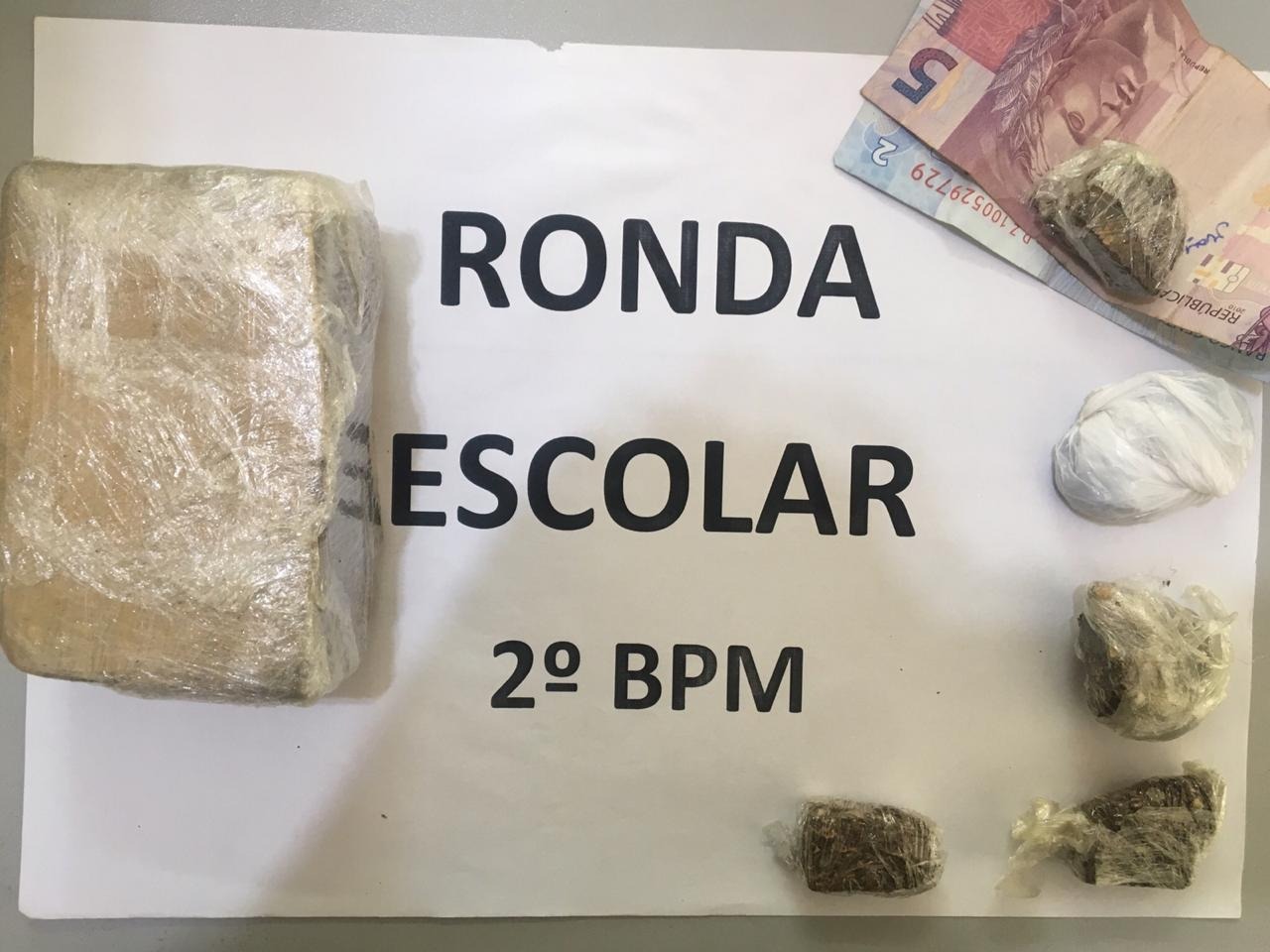 Aluno é apreendido com maconha dentro de Escola Estadual Aluno é apreendido com maconha dentro de Escola Estadual
