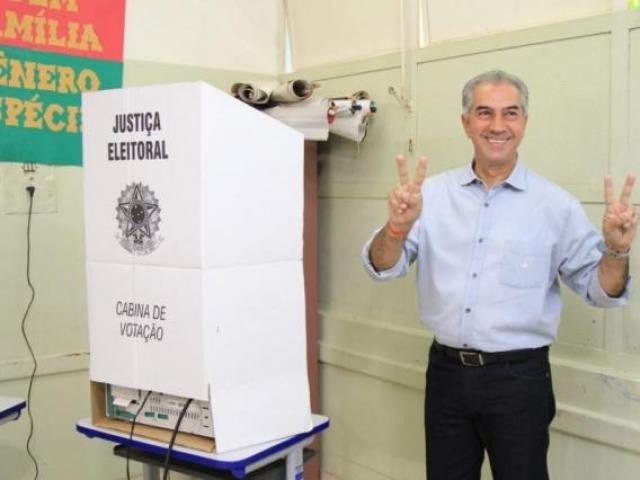 Reeleito, Reinaldo usou legado para resistir às crises financeira e política