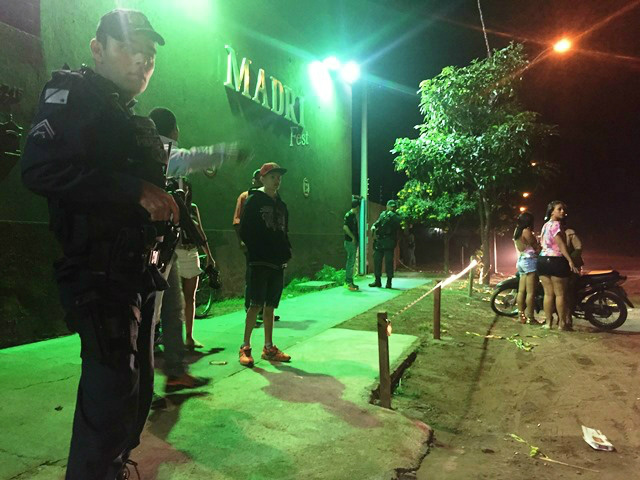 Operação da Polícia Militar e Conselho Tutelar apreende 19 jovens adolescentes em porta de boate Operação da Polícia Militar e Conselho Tutelar apreende 19 jovens adolescentes em porta de boate