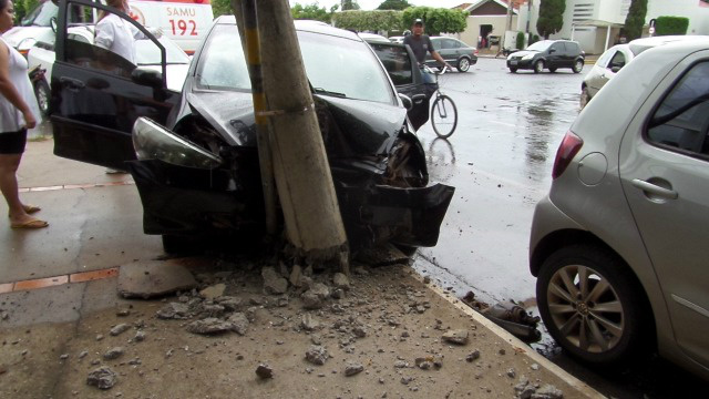 Carro colide em poste e motorista ferida fica presa dentro do veículo em Três Lagoas