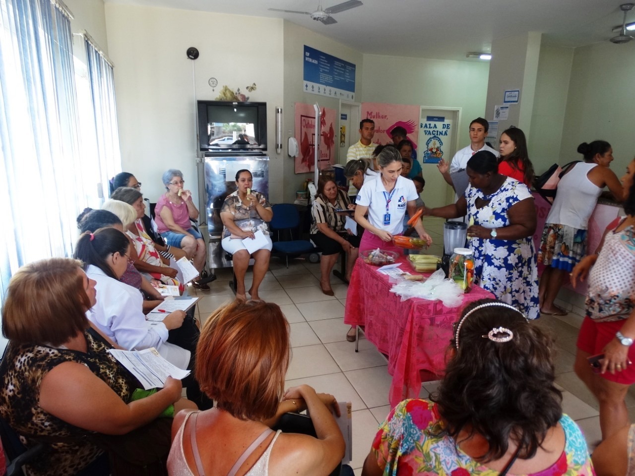 Nutricionistas ensinam a produzir sucos, geladinhos e picolés artesanais Nutricionistas ensinam a produzir sucos, geladinhos e picolés artesanais
