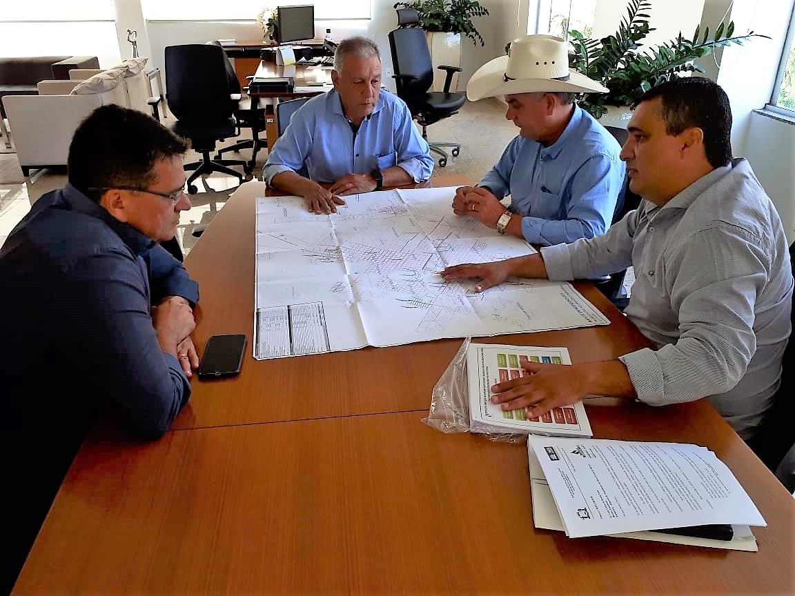 Prefeito discute novos projetos de saneamento com diretoria da Sanesul Prefeito discute novos projetos de saneamento com diretoria da Sanesul