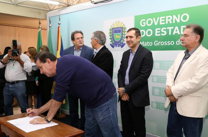 Deputado Eduardo Rocha participa da entrega de emendas parlamentares federais Deputado Eduardo Rocha participa da entrega de emendas parlamentares federais