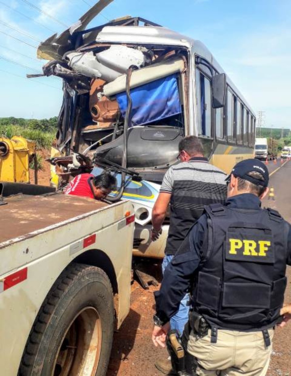 Acidente entre ônibus escolar e carreta na BR-262 assusta pais e alunos