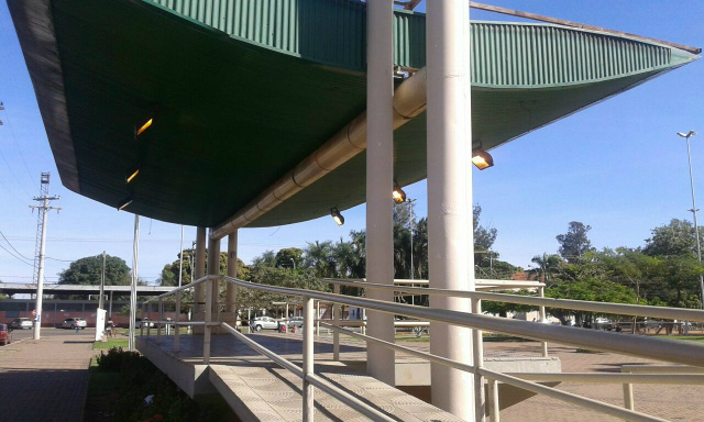 Luzes da praça Ramez Tebet ficam acesas em plena luz do dia Luzes da praça Ramez Tebet ficam acesas em plena luz do dia